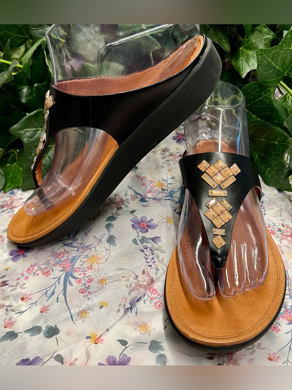 Fitflop Black Leather Wedge Thong Sandals with Cream Accents. Size 7